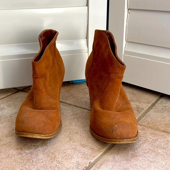 Brown suede booties - Picture 3 of 3